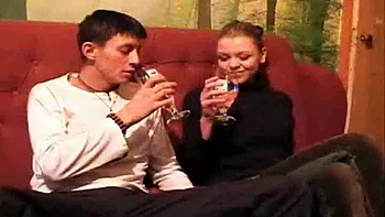 Chica linda monta a vaquera y folla en misionero