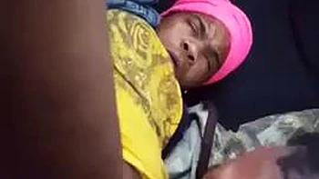 Pute au hasard suce la bite de Jude en voiture