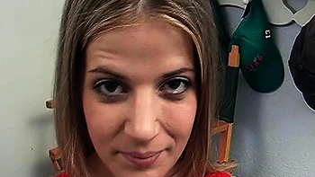 MILF suce grosse bite en POV