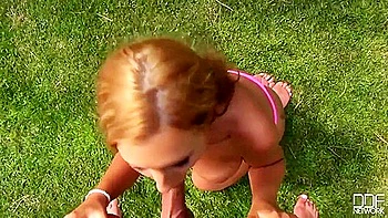 Рыжая пышногрудая 18-летняя сосёт в рот на улице с кончей