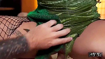 Блондинка-teen трахается на публике в форме