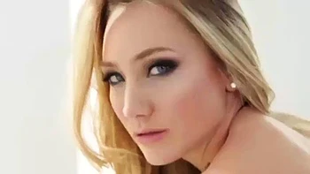 Rubia follada con enorme polla negra en cara y boca