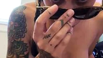 Pequena marciana gostosa se masturbando ao vivo