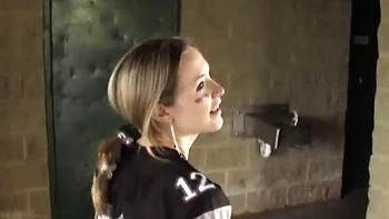 Блондинка-подросток Китти Карсен дрочит на улице