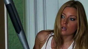 Milf Avy reitet großen Schwanz im Missionarsstil