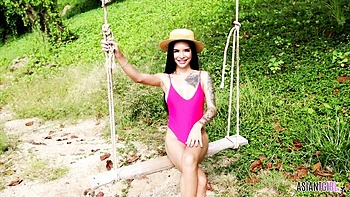 Азиатский леди бой мастурбирует с большой грудью и членом