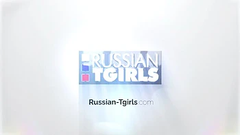 Милая блондинка Эльвира дрочит жопу с дилдо