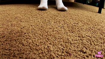 Tomato cavalga um pau grande estilo cowgirl até gozar