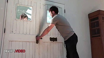 Japonesa safada de peitinhos pequenos se masturba com brinquedos