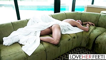 Rachael Cavalli baise avec ses pieds et adore ses pieds sexy