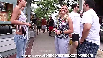 Fête de jour fantasy : milf lesbiennes, anal et orgie en groupe