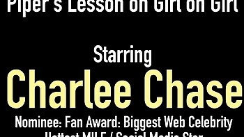 Busige Hausfrau Charlee Chase leckt mit Lesben