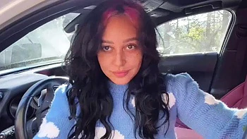 Peitos grandes e bunda ao ar livre na cabana POV