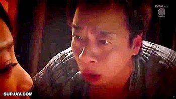 Épouse asiatique pulpeuse Yuka Oshima en lingerie