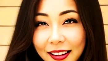 Hartes Doggy mit willensstarker asiatischer MILF mit großen Titten