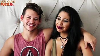 Amateur mit großen Titten reitet doggy und Missionar