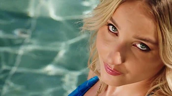 Surfbabe Kazumi bekommt ihren perfekten Arsch hart gefickt