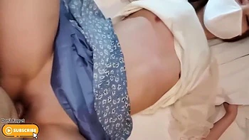 Novia asiática glamorosa recibe creampie POV amateur