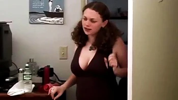 Пышногрудая телка трахается в позе догги