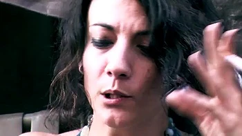 Tatuada engole fundo, lambe de quatro e missionário