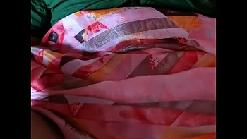 Épouse indienne sexy en blouse verte baise missionnaire et doggy avec creampie