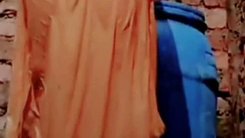 Bhabhi indienne filme son bain nue en plein air