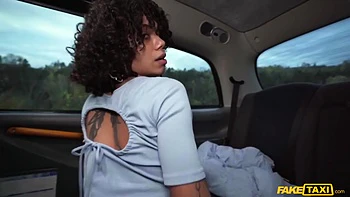 Ninfetinha brasileira chupando pinto grande no táxi