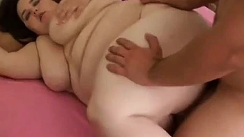 BBW morena sexy hace deepthroat y folla a cuatro