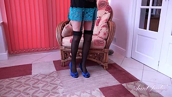 Tía Josie se masturba en lencería con medias y tetas peludas