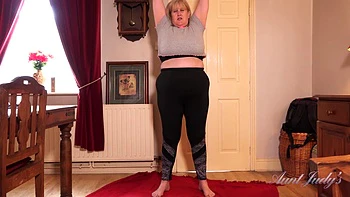 Catherine masturbiert sich nach Workout - große Titten Milf