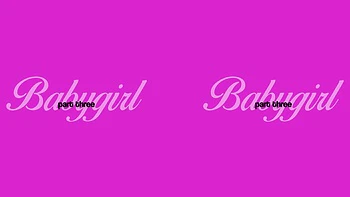 Rusa en vestido negro pequeño se masturba duro