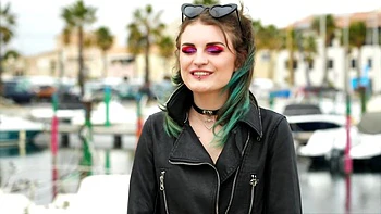 Жгучая любительница Франсуа Лолита в сексуальном белье