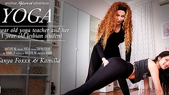 Yoga lesbien pervers entre mature et jeune