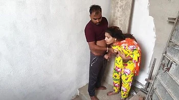 Sexo secreto na vila com Sona Bhabhi, peitos grandes e beijos quentes