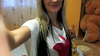 Amadora se masturba sozinha com dildo na webcam