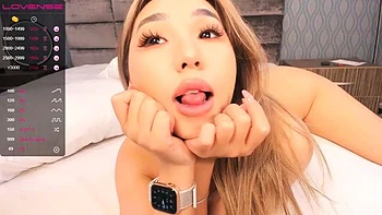 Asiatique suce et se masturbe en solo