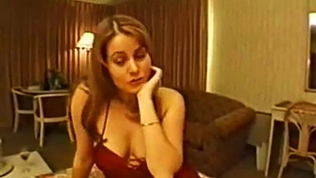 Amatrice se masturbe seule sous l'eau