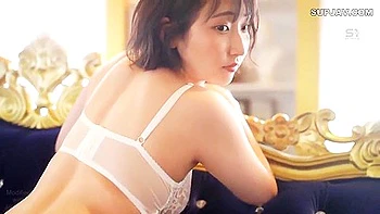 Estudante asiática morena com fetiche médico