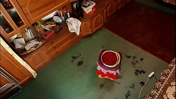 SchoolPrincess MILF mit großen natürlichen Titten lutscht riesigen Schwanz zu Hause