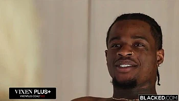 Blonde Therapeutin Lexi Lore wird von riesigem schwarzem Schwanz doggystyle gefickt