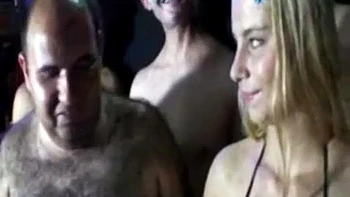 Katrina suce profondément et encaisse une énorme éjac