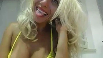 Blonde amateur en solo devant la webcam