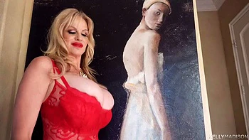 Красивая зрелая жена ебется наездницей и миссионером