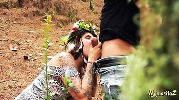 Sara blonde ronde baise sauvage en cowgirl en plein air