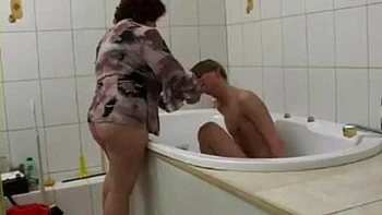 Elena et Slava baisent : Sucette, Doggy et missionnaire milf