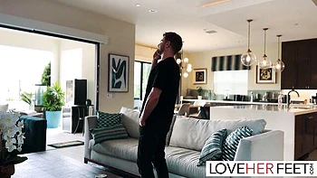 Vince Karter baise les pieds sexy de Nina Nieves