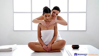 Masseuse morena caliente lame y toca coño peludo