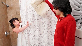 Elias Cash and Pixie Smalls fuck in a steamy bath