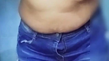 Indisches Mädchen masturbiert heiß alleine im Bad