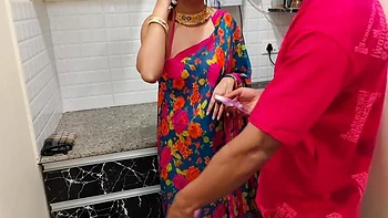 Пасынок показывает мачехе презерватив, ебет киску и кончает внутрь